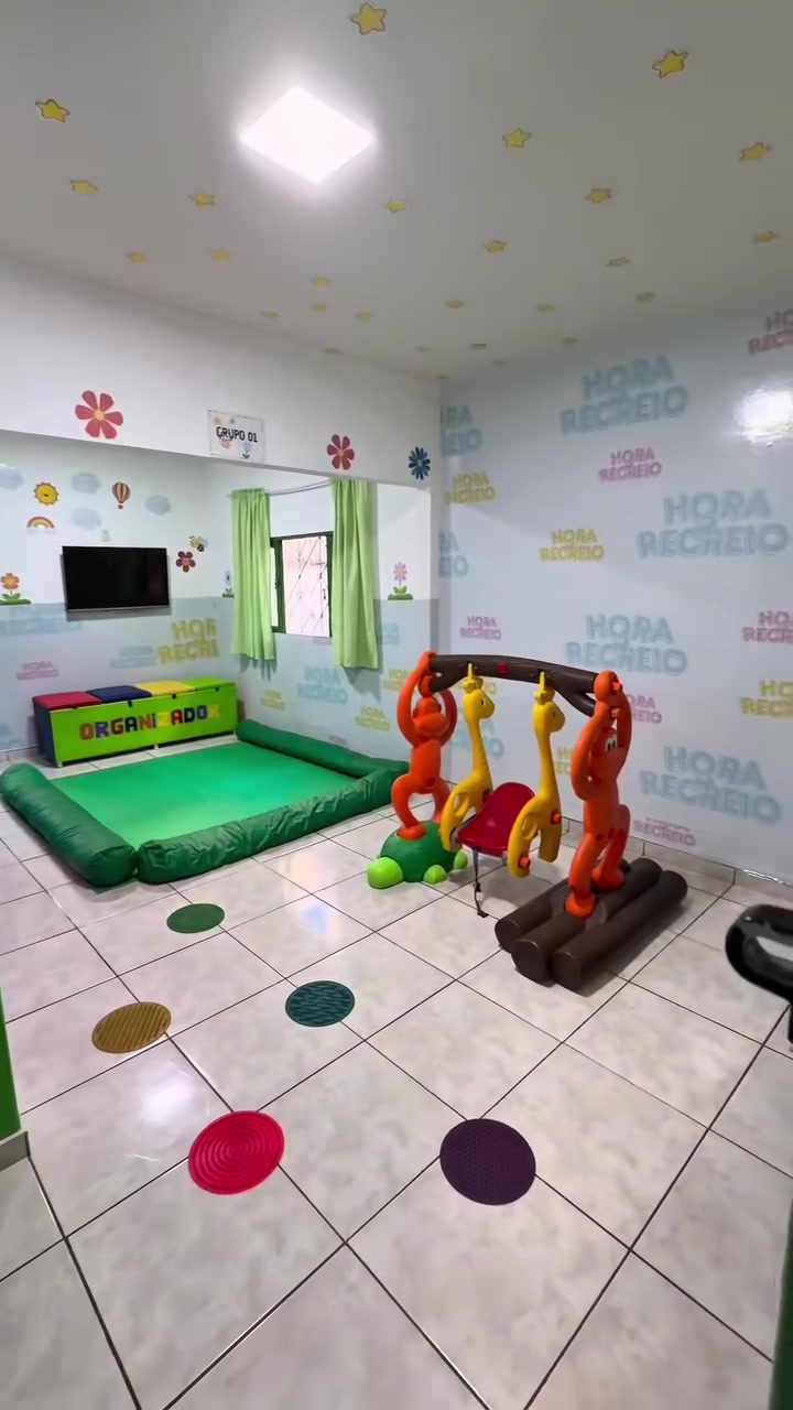 Sala de descanso e atividades com colchonetes e brinquedos