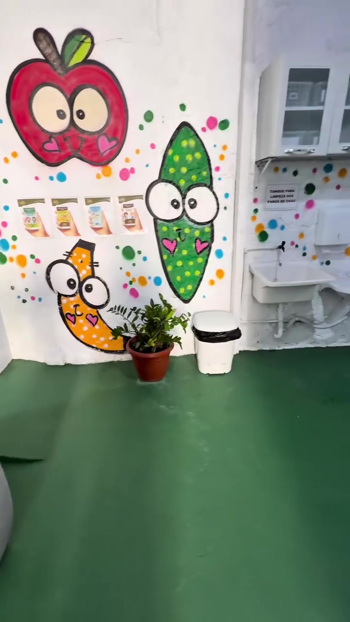 Cantinho da Hora do Recreio com mural de frutas e plantas