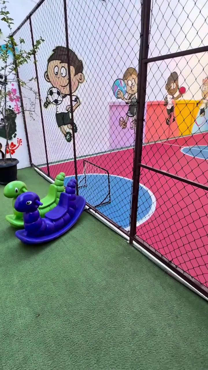 Quadra colorida com murais de crianças na Hora do Recreio