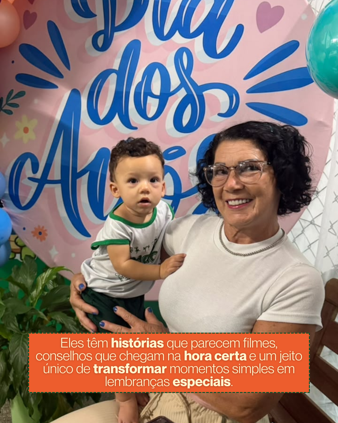 Avó segurando bebê no colo, uniforme da escola
