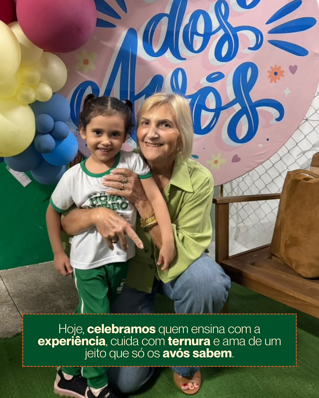 Avó e neta em momento afetivo na escola