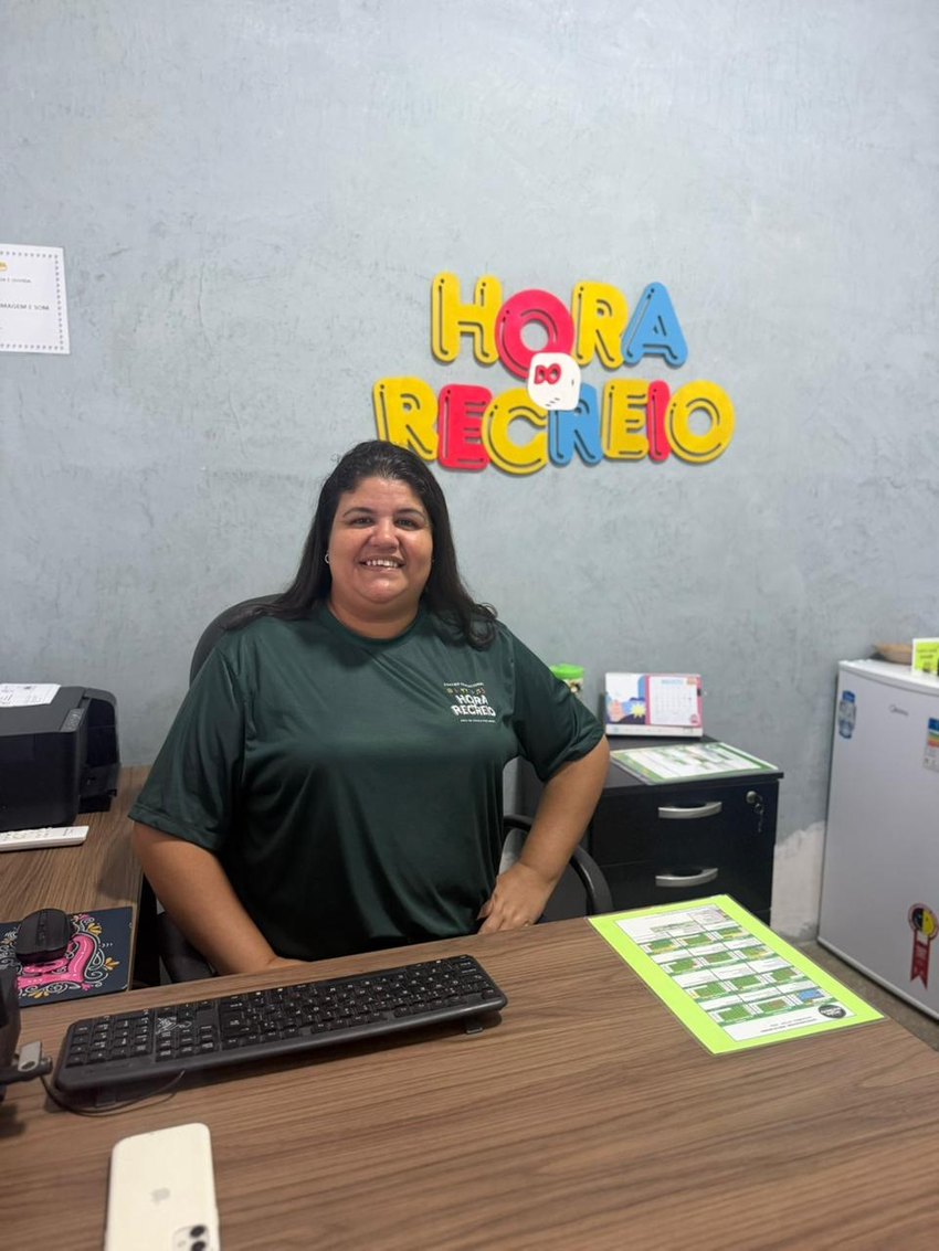 Natasha, diretora do Centro Educacional Hora do Recreio, na recepção da escola